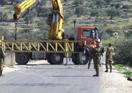 الاحتلال ينصب بوابتين حديديتين جديدتين غرب سلفيت