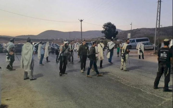 إصابات وإحراق منزل ومركبتين في هجوم مستوطنين على بلدة سعير