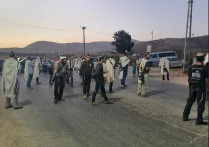 إصابات وإحراق منزل ومركبتين في هجوم مستوطنين على بلدة سعير