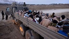 "الغارديان": مئات المعتقلين من غزة في سجون الاحتلال في عداد المفقودين