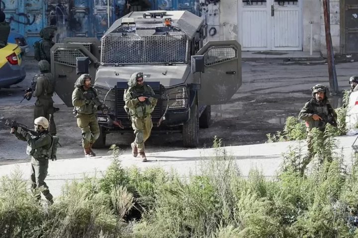 اعتقالات واقتحامات بالضفة وسط تصاعد اعتداءات المستوطنين