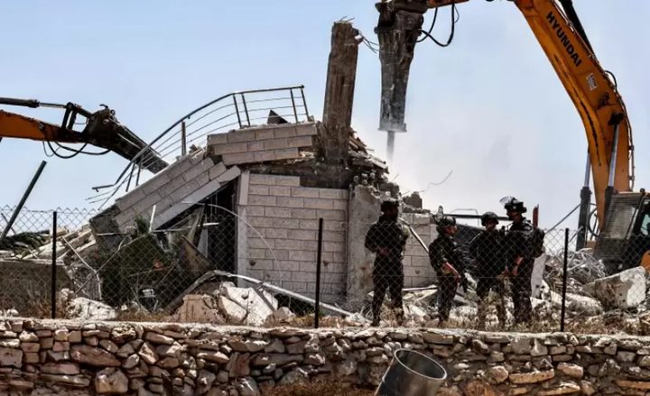 الاحتلال يخطر بهدم منزل مأهول وآخر قيد الإنشاء ومزرعة تربية أغنام في حوسان