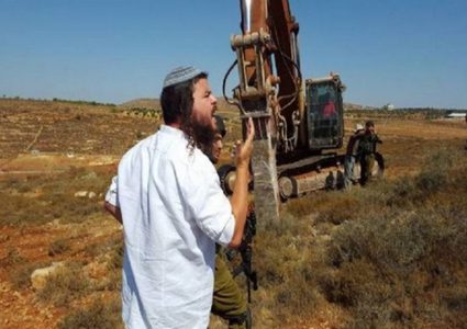 للاستيلاء عليها: مستوطنون يحرثون أراضي في المنيا جنوب شرق بيت لحم