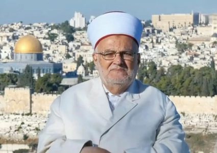 الاحتلال يبدأ محاكمة خطيب المسجد الأقصى عكرمة صبري بتهمة "التحريض"