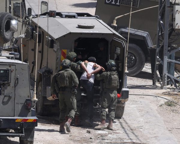 الاحتلال يعتقل مواطنا من بلدة الجيب شمال غرب القدس