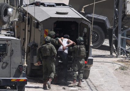 الاحتلال يعتقل مواطنا من بلدة الجيب شمال غرب القدس