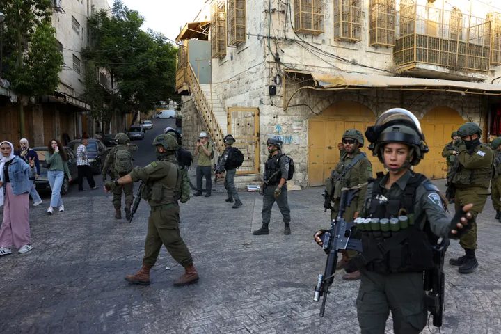 أكثر من 200 مواطن احتجزوا وخضعوا للتحقيق خلال العدوان المتواصل على بيت أمر