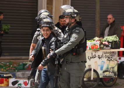 الاحتلال يواصل التنكيل ببلدة بيت أمر ويعتقل العشرات في محافظة الخليل