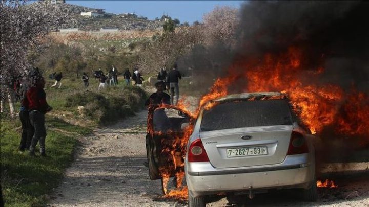 مستوطنون يحرقون مشطبا للمركبات في حوارة جنوب نابلس
