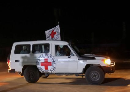"الصليب الأحمر" تواجه أزمة تمويل حادة وتستغني عن 2900 موظف