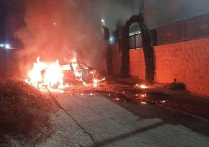 مستوطنون يحرقون غرفة زراعية في قرية أبو فلاح شمال رام الله