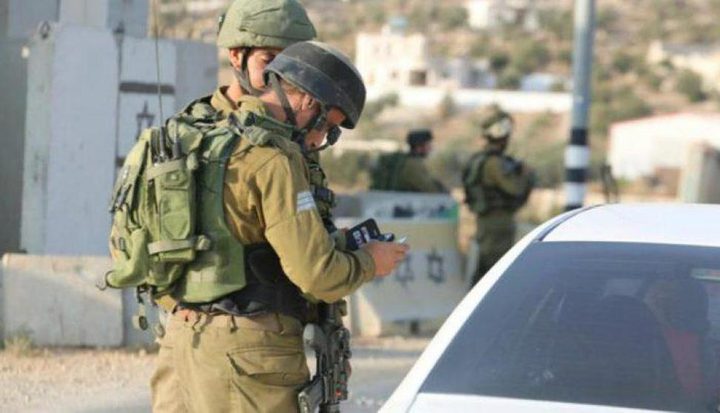 الاحتلال ينصب حاجزا عسكريا في المغير شرق رام الله