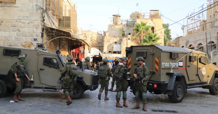 الاحتلال يحتجز عشرات المواطنين ويستجوبهم ويعتدي عليهم بالضرب في محافظة الخليل