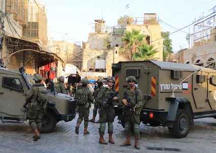 الاحتلال يحتجز عشرات المواطنين ويستجوبهم ويعتدي عليهم بالضرب في محافظة الخليل