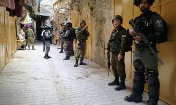الاحتلال يفرض حظر التجول في عدة أحياء بالبلدة القديمة وسط مدينة الخليل