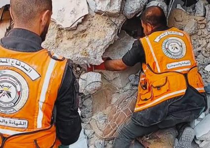 الدفاع المدني: انطلاق المرحلة الأولى لانتشال جثامين الشهداء ونعمل بحفار واحد