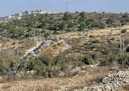 الاحتلال يغلق بوابة عطارة وينصب حاجزا عسكريا قرب النبي صالح شمال رام الله