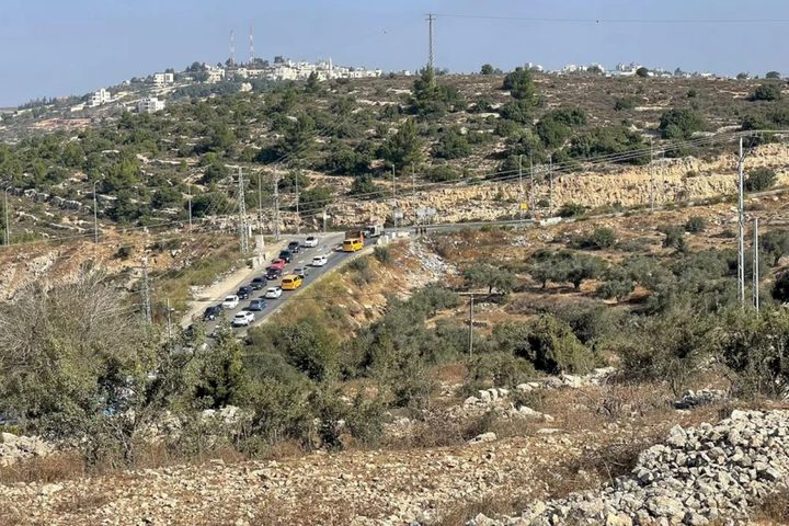 الاحتلال يغلق بوابة عطارة وينصب حاجزا قرب النبي صالح شمال رام الله