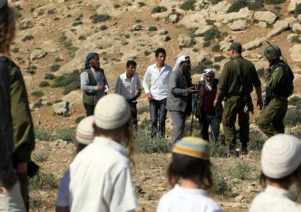 مستوطنون يهجرون بالقوة ثلاث عائلات بدوية قرب الخان الأحمر