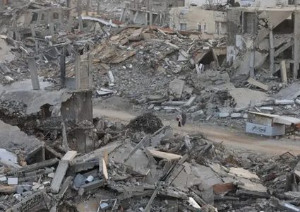 انتشال جثامين 8 شهداء من تحت أنقاض منزل بمخيم المغازي وسط قطاع غزة