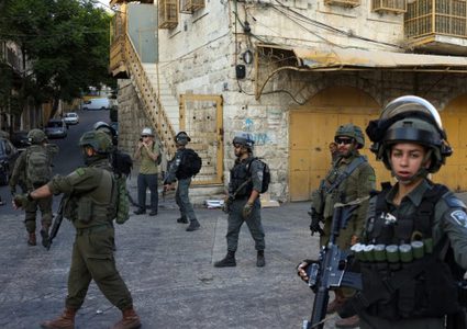 الاحتلال يحرر مخالفات لأصحاب البسطات في مدينة القدس