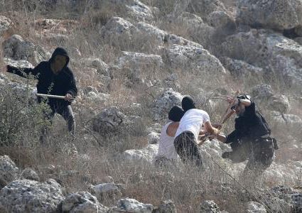 مستوطنون يهاجمون المزارعين في مخماس شمال شرق القدس