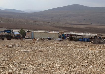 مستوطنون يشرعون ببناء بؤرة استعمارية في خربة الحديدية بالأغوار الشمالية