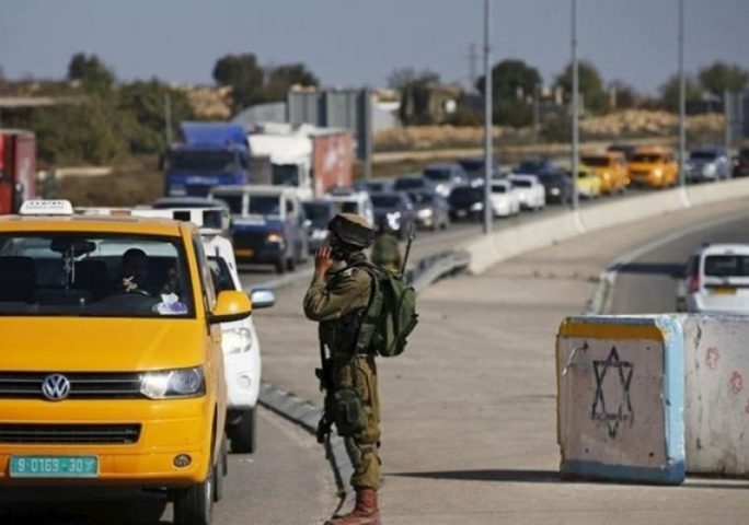 الاحتلال يعيق حركة تنقل المواطنين على الطريق الواصل بين مراح رباح والمنشية