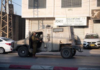 الاحتلال يجبر أصحاب المحلات التجارية في حوارة على إغلاقها