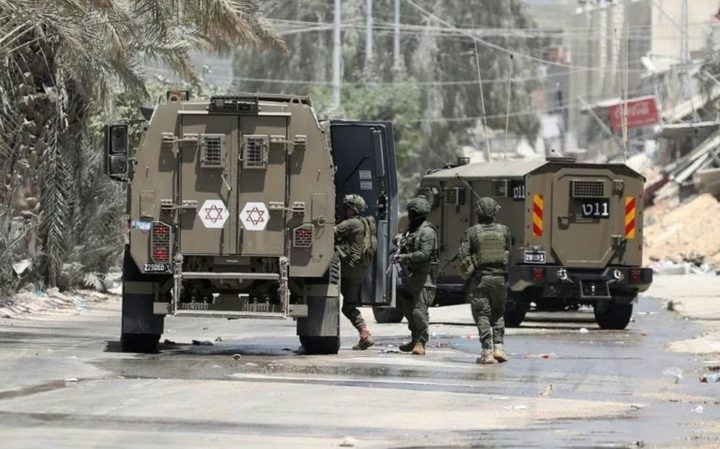 الاعتداء على سيدتين واعتقال شقيقين خلال اقتحام منزل في كفر قدوم شرق قلقيلية