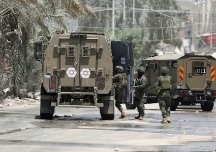 الاعتداء على سيدتين واعتقال شقيقين خلال اقتحام منزل في كفر قدوم شرق قلقيلية