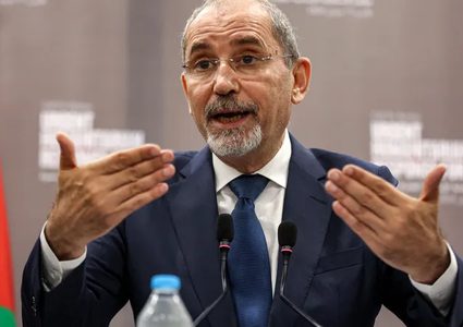 الصفدي: على حماس تسليم أسلحتها والأردن لن ينشر قوات في قطاع غزة