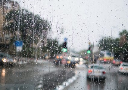 حالة الطقس: زخات متفرقة وغزيرة من الأمطار على مختلف المناطق