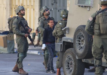 الخليل: الاحتلال يقتحم مدارس ويحتجز عشرات المواطنين وينكل بهم في بيت أمر