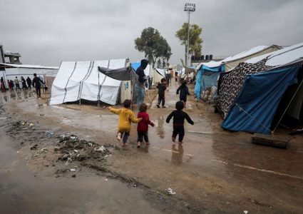 المنخفض الجوي يغرق خيام النازحين ويزيد خطر الكارثة الإنسانية