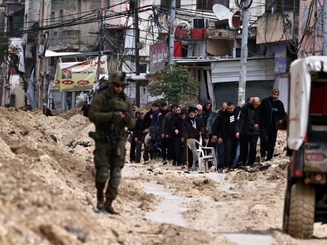 الاحتلال يدفع بجرافاته نحو مخيم نور شمس وسط حصار متواصل ودمار واسع