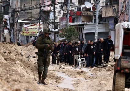 الاحتلال يدفع بجرافاته نحو مخيم نور شمس وسط حصار متواصل ودمار واسع