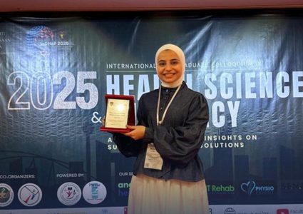 النجاح: الطالبة رغد دويكات تفوز بجائزة أفضل باحثة في العلوم الصحية والصيدلية