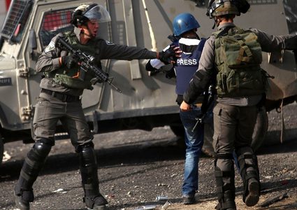 الاحتلال يعيق عمل الصحفيين في طوباس ويحتجز صحفيين