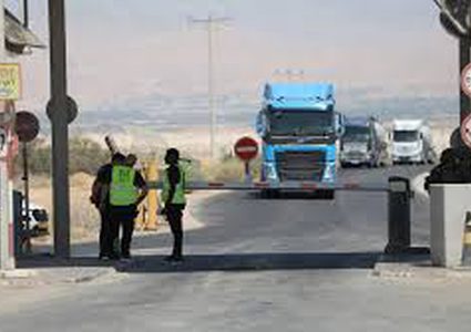 نتنياهو يقرر إعادة فتح معبر الكرامة أمام دخول البضائع بعد شهرين من الإغلاق