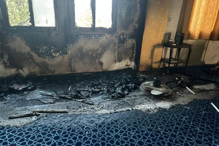 مستوطنون يحرقون مسجدا ويخطّون شعارات عنصرية غرب سلفيت