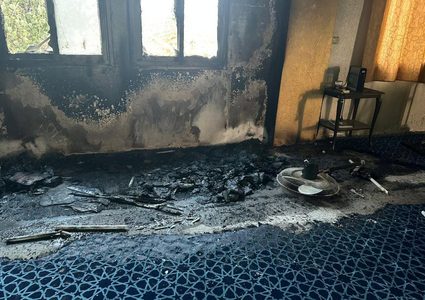 مستوطنون يحرقون مسجدا ويخطّون شعارات عنصرية غرب سلفيت