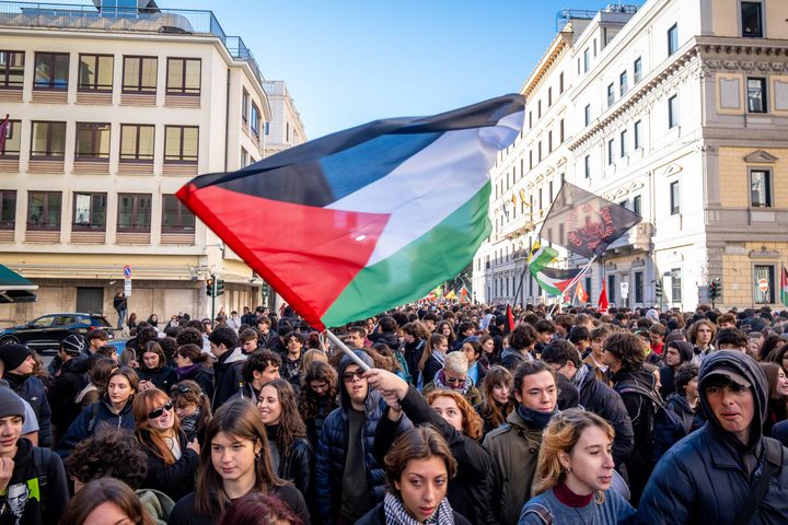 احتجاجات في ايطاليا ضد دعم إسرائيل تُعطل رحلات جوية وقطارات