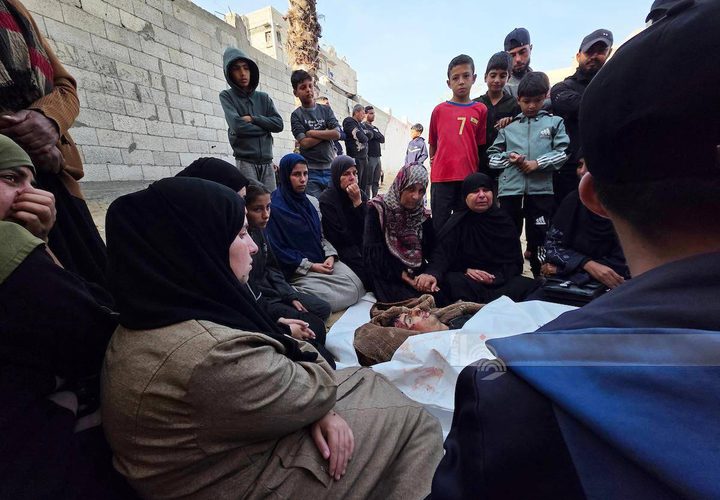 عائلة الشهيد عبدالله أبو حماد تودع جثمان ابنها الذي استشهد برصاص الاحتلال في منطقة بني سهيلا قرب الخط الأصفر شرق خانيونس.