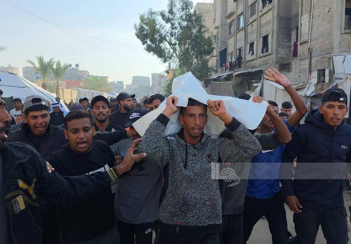 عائلة الشهيد عبدالله أبو حماد تودع جثمان ابنها الذي استشهد برصاص الاحتلال في منطقة بني سهيلا قرب الخط الأصفر شرق خانيونس.