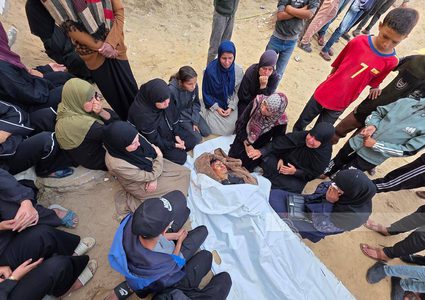 عائلة الشهيد عبدالله أبو حماد تودع جثمان ابنها الذي استشهد برصاص الاحتلال في منطقة بني سهيلا قرب الخط الأصفر شرق خانيونس.