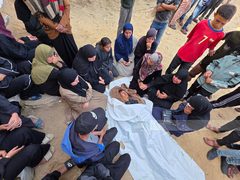 عائلة الشهيد عبدالله أبو حماد تودع جثمان ابنها الذي استشهد برصاص الاحتلال في منطقة بني سهيلا قرب الخط الأصفر شرق خانيونس.