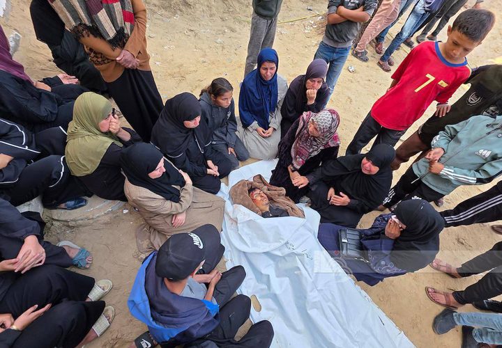 عائلة الشهيد عبدالله أبو حماد تودع جثمان ابنها الذي استشهد برصاص الاحتلال في منطقة بني سهيلا قرب الخط الأصفر شرق خانيونس.