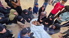 عائلة الشهيد عبدالله أبو حماد تودع جثمان ابنها الذي استشهد برصاص الاحتلال في منطقة بني سهيلا قرب الخط الأصفر شرق خانيونس.