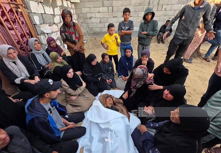 عائلة الشهيد عبدالله أبو حماد تودع جثمان ابنها الذي استشهد برصاص الاحتلال في منطقة بني سهيلا قرب الخط الأصفر شرق خانيونس.